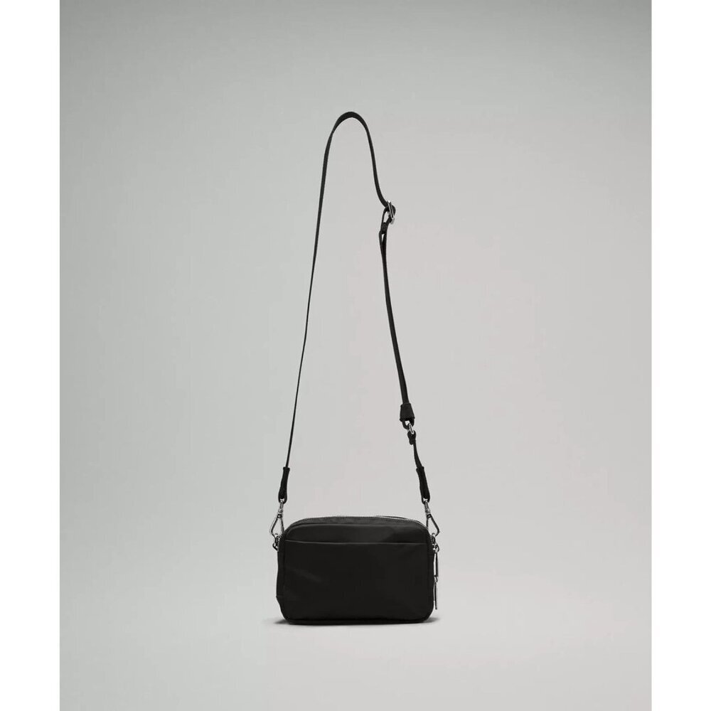 Everywhere Crossbody Bag 2L Metal Hardware - Black - Picture 4 of 4